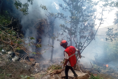 Un miembro del equipo de respuesta a emergencias de la Cruz Roja de Kenia trabaja cerca del lugar donde se estrelló un helicóptero, en el condado de Samburu.