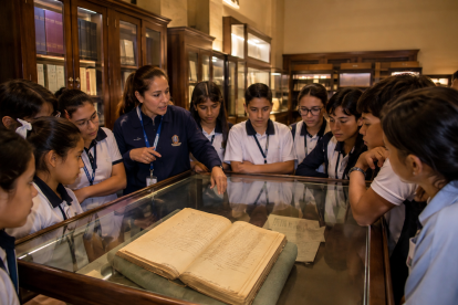 Estudiantes conocen el patrimonio documental del Archivo Histórico del Guayas durante una jornada educativa.