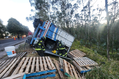Accidente. Un tráiler quedó volcado tras chocar contra un poste en la avenida Simón Bolívar, a la altura de El Troje.