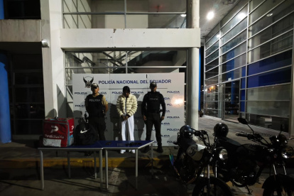 La Policía aprehendió a cinco personas tras un robo registrado en el sector de La Primavera, en Tumbaco.