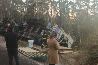 Accidente. Un tráiler volcó en la avenida Simón Bolívar tras chocar contra un poste. El conductor quedó atrapado, pero resultó ileso.