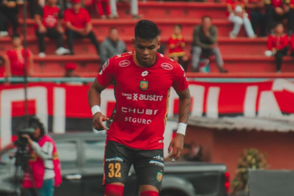 Kliver Moreno durante un partido con Deportivo Cuenca.