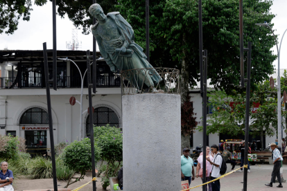 La estatua de Bolívar en Montenegro permanece inclinada y cercada tras los daños del terremoto del 10 de agosto.