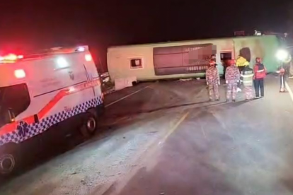 Un bus de pasajeros volcado en Yanayacu, Tungurahua, mientras equipos de emergencia atienden el siniestro.