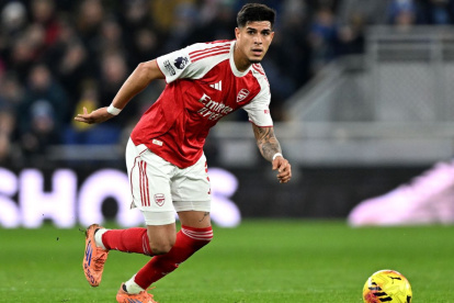 Piero Hincapié con la camiseta de Arsenal en la Premier League.