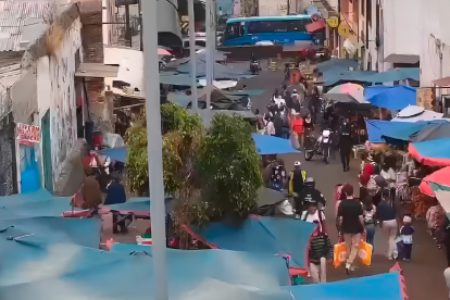 Operativo policial en un mercado de Quito tras la detención de una mujer con presuntas drogas.
