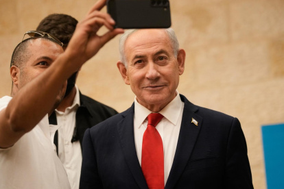Un hombre se toma una selfie con el primer ministro israelí Benjamin Netanyahu durante las elecciones primarias del partido Likud en Jerusalén, el 17 de agosto de 2026.