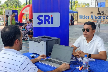 Contribuyentes despejan dudas ante técnico del SRI.