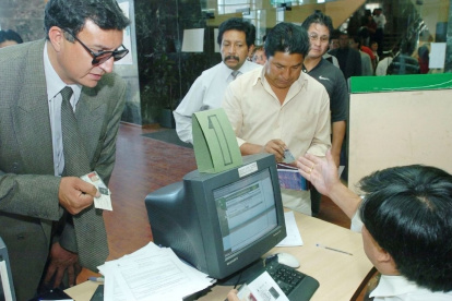 Estamos muy atentos a las señales autoritarias en la cúspide, pero muy habituados a la tiranía de los mandos medios y bajos en las instituciones públicas.