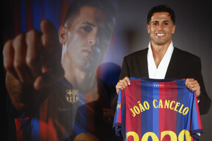 Joao Cancelo fue presentado como nuevo jugador del FC Barcelona.