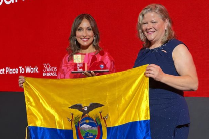 Representante del Banco Internacional recibe el reconocimiento.