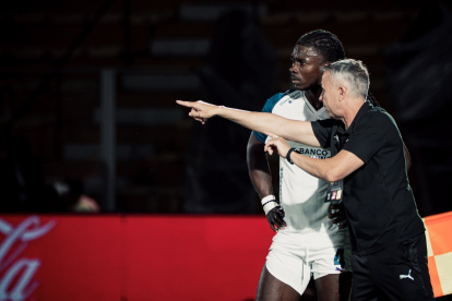 El técnico de Liga de Quito, Gustavo Álvarez, da indicaciones a Ricardo Adé en la Copa Libertadores.