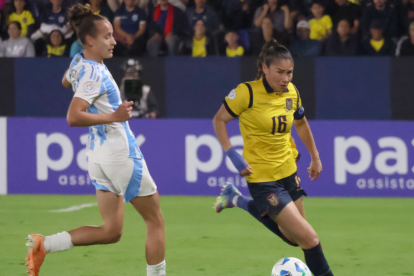 La Selección de Ecuador enfrenta a Argentina durante un partido internacional de fútbol.