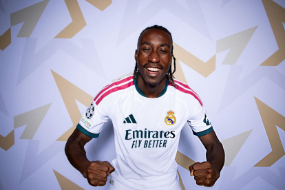 Yan Diomande jugará como extremo por la banda derecha.