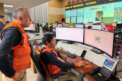 Fotografía tomada de la cuenta en X @indeciperu del Instituto Nacional de Defensa Civil de Perú (Indeci) en la que se observa al jefe del Indeci, Luis Enrique Vásquez (i), monitoreando lo ocurrido por el terremoto de magnitud 7,2 en la región andina de Ayacucho.