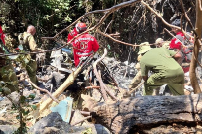 El accidente provocó un incendio que dificultó el acceso a la zona del impacto.