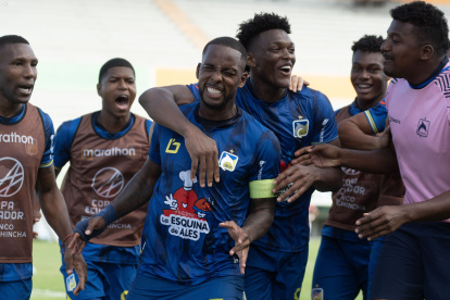Anthony Bedoya y su gol que le dio la clasificación a Delfín a cuartos de final de Copa Ecuador.