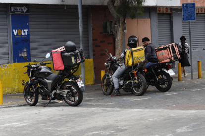 Repartidores de delivery circulan por Quito mientras las autoridades avanzan en un registro único para fortalecer los controles.