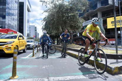 Convivencia. Ciclistas y usuarios de scooters circulan por vías con señalización insuficiente, lo que dificulta delimitar cada espacio.