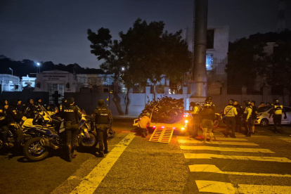 Policías y agentes de tránsito realizaron el operativo en el centro de Guayaquil la noche del jueves 20 de agosto.