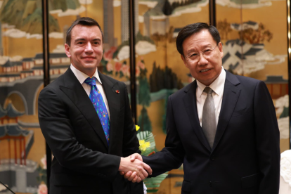 Representantes ecuatorianos y chinos estrechan vínculos en un encuentro diplomático en Shanghái.