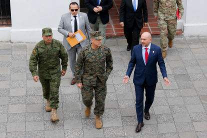 El ministro de Defensa Gian Carlo Loffredo junto al comandante del Comando Sur de los Estados Unidos, General Francis L. Donovan.