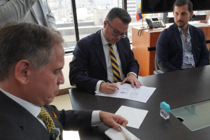 El ministro Blum participó en la firma del contrato del Bloque 65-Pindo con PCR Ecuador.