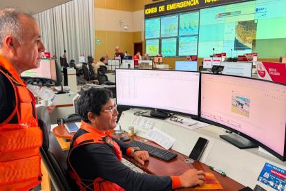 El jefe del Instituto Nacional de Defensa Civil de Perú (Indeci), Luis Enrique Vásquez (i), monitoreando lo ocurrido por el terremoto de magnitud 7,2.