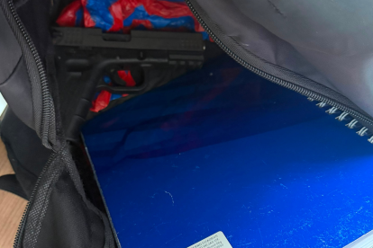 Policía acudió a un colegio de Guayaquil tras la alerta por un arma de fuego hallada en la mochila de un estudiante.