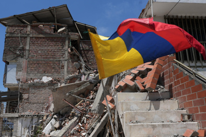 Ruinas de una floristería colapsada, afectada por el sismo de 7.4 de magnitud que azotó a Colombia el pasado 10 de agosto, en Cali (Colombia).