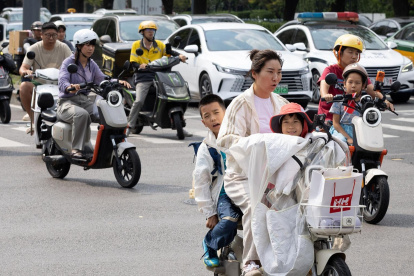 Personas en motocicletas en Pekín, China.