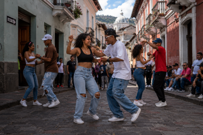 Referencial. Vecinos y visitantes podrán disfrutar salsa, DJs, clases de baile, gastronomía y emprendimientos este sábado en los exteriores del Centro de Arte Contemporáneo.