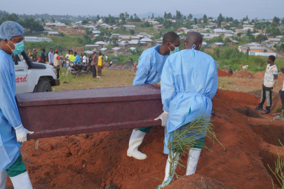 Miembros del equipo de respuesta trasladan un cuerpo para su entierro en Bunia, República Democrática del Congo, el 18 de agosto de 2026.