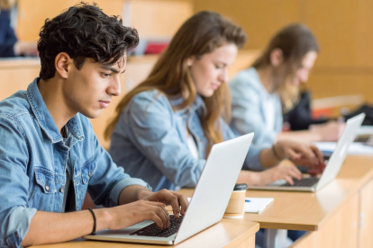 Estudiantes en Ecuador acceden a herramientas digitales como parte del programa gratuito de Google AI Plus.