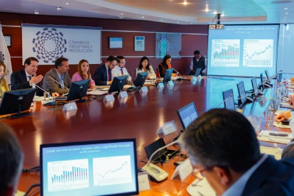 Representantes del FMI y de la Cámara de Industrias y Producción analizaron las perspectivas económicas de Ecuador y los principales desafíos para sostener el crecimiento.