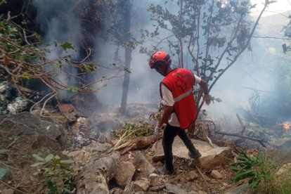 La Policía del condado de Samburu y la Cruz Roja de Kenia participaron en las labores de rescate de los cuerpos de las personas fallecidas en el accidente en el monte Ololokwe.