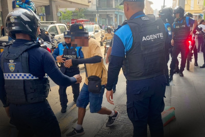 Agentes municipales denuncian agresiones durante controles a vendedores informales.