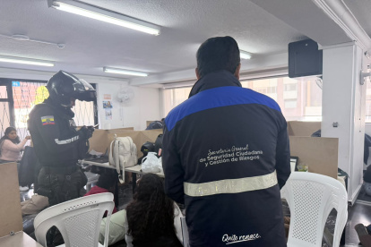Más de 30 personas fueron encontradas durante el operativo en un inmueble de Iñaquito, donde las autoridades identificaron espacios equipados con cubículos.