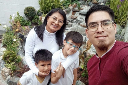 Gustavo Álvarez posa junto a su familia. Su esposa tuvo que renunciar a su trabajo para apoyarlo.
