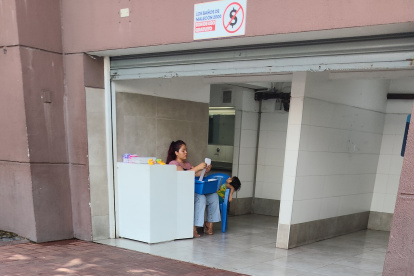 La venta manual de papel higiénico se evidencia en los exteriores de los baños del Malecón 2000.