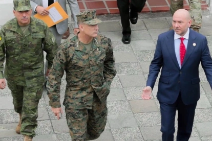 El ministro de Defensa Nacional, Gian Carlo Loffredo junto con el general Francis L. Donovan, del Comando Sur de Estados Unidos.