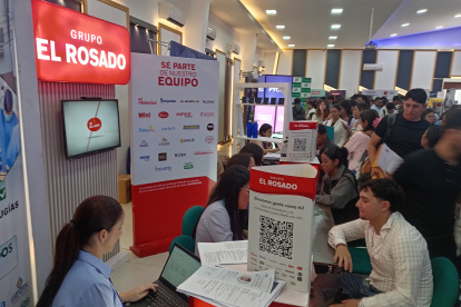 Larga fila se formó en el ITB para dejar una hoja de vida en feria de empleo, donde participaron 105 empresas.