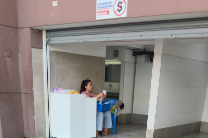 La venta manual de papel higiénico se evidencia en los exteriores de los baños del Malecón 2000.