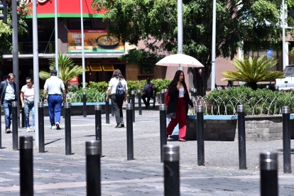 Se considera que existe una ola de calor cuando la temperatura máxima supera los 23 °C durante al menos dos días consecutivos.