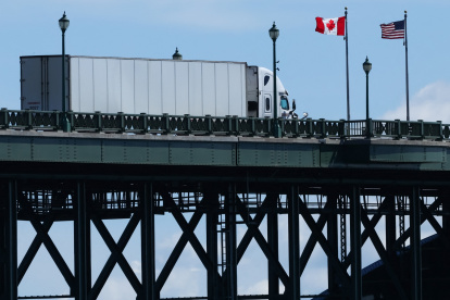 Un camión cruza el puente Peace Bridge desde Buffalo, Nueva York, hacia Canadá, en Fort Erie, Ontario, el 18 de agosto de 2026.