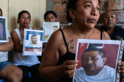 Familiares de ocho de los diez tripulantes que permanecen desaparecidos tras el ataque.
