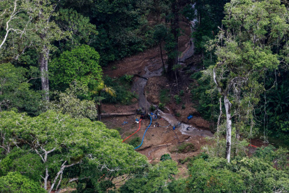 Un campamento clandestino de minería ilegal cerca del río Mangle este 14 de agosto de 2026, en la selva del Tapón del Darién.