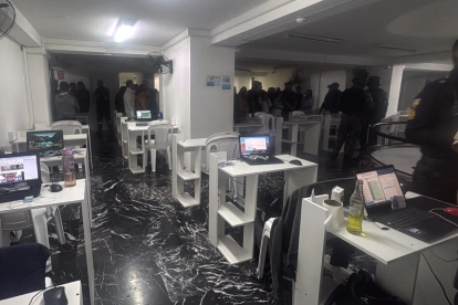 Los agentes encontraron estaciones de trabajo y dispositivos con mensajes extorsivos, amenazas e imágenes violentas durante la intervención al centro de llamadas.