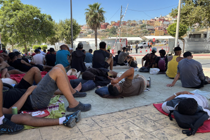 Varios migrantes congregados en los alrededores del Embolsamiento Loma Colmenar, uno de los puntos de acogida, este sábado 22 de agosto en Ceuta.