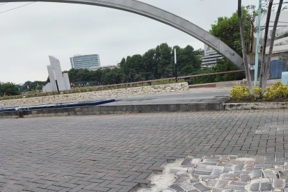 Un tramo de la avenida Víctor Emilio Estrada, en el ingreso a Urdesa, presenta adoquines levantados, piezas faltantes y huecos que dificultan el paso de vehículos y peatones.